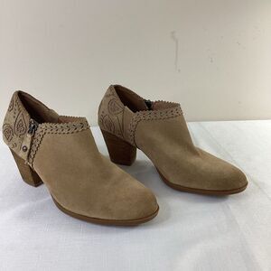 Nurture Women's Tan Suede Zip-up Ankle Bootie Size 7.5